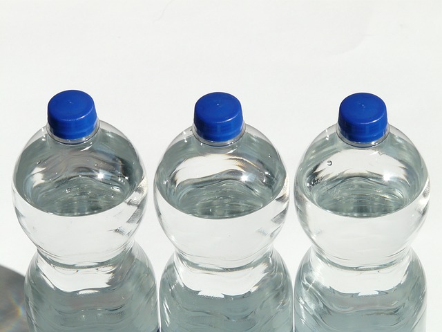 plastovÃ© lahve s vodou